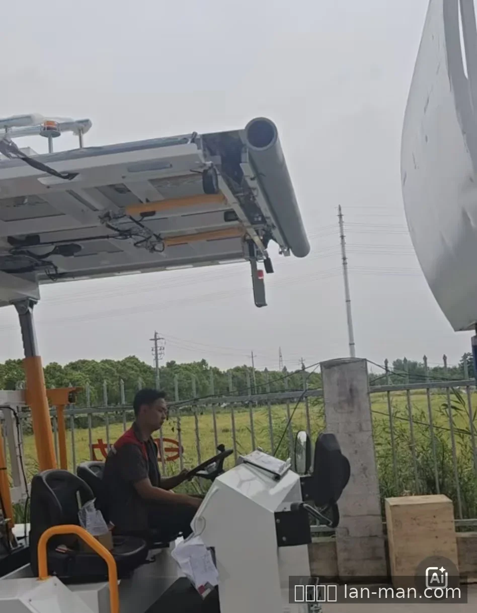 机场行李传送车驾驶位操作员使用蓝曼防撞雷达进行舱门对接作业