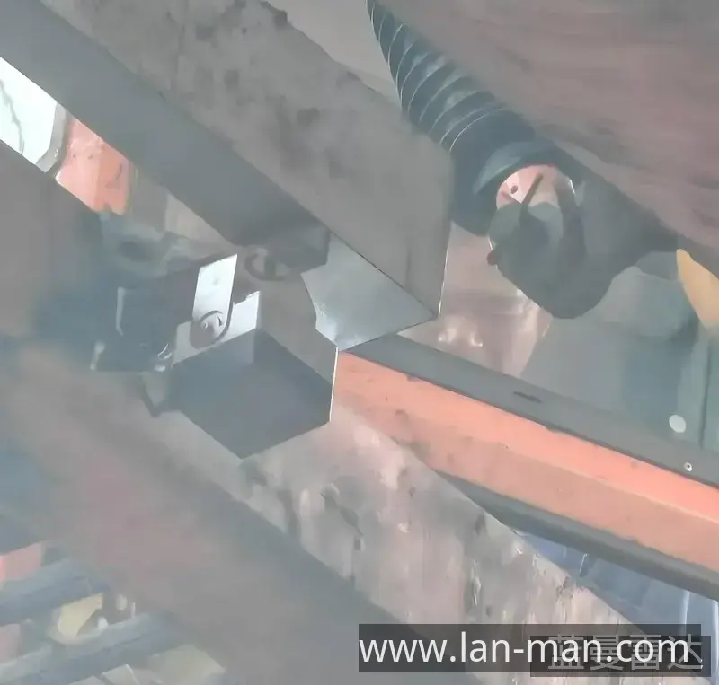 蓝曼LMA-81G雷达料位计在码头散货装车现场的安装实景