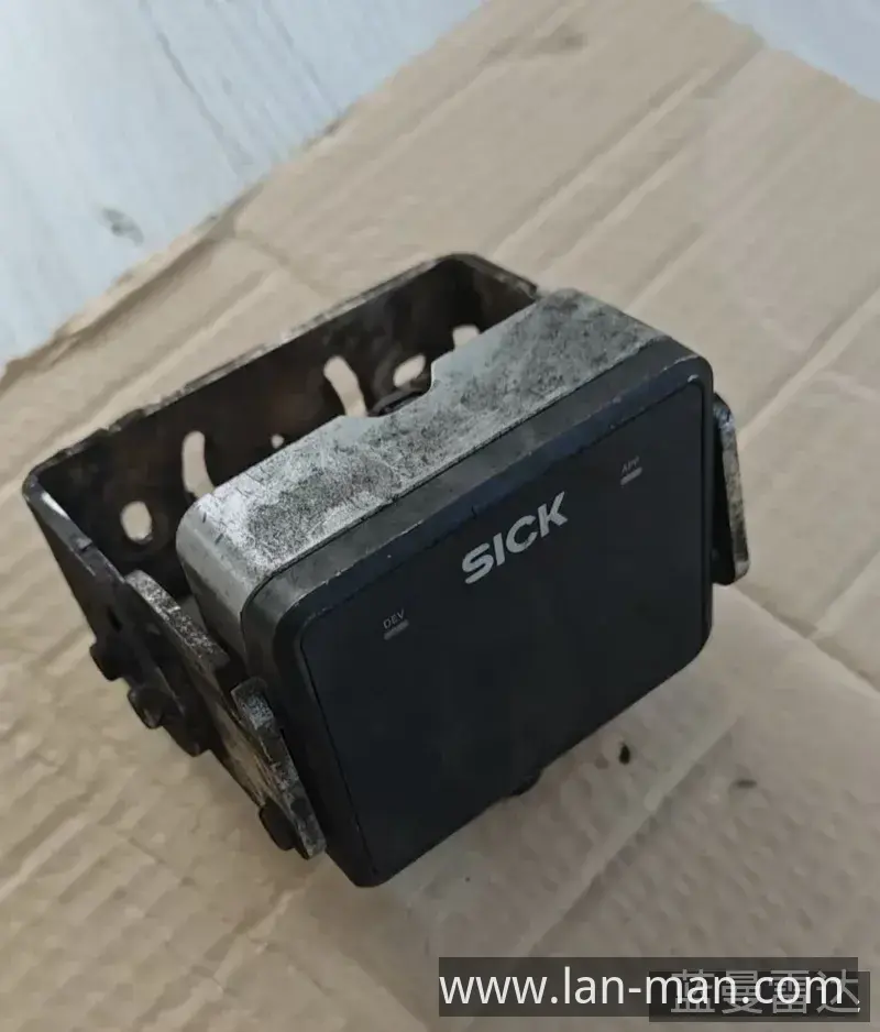 被替换下来的德国SICK雷达料位计,表面可见长期使用后的油污与磨损痕迹